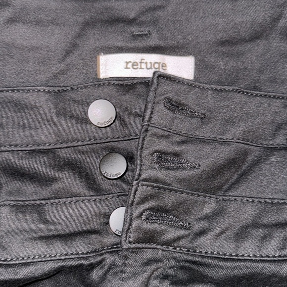CHARLOTTE RUSSE REFUGE black jean shorts - Picture 5 of 7